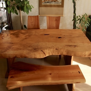 一枚板ダイニングテーブル(栃トチ)、ベンチ、無垢木の椅子二脚セット 