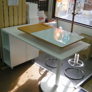 ネスカフェのカウンターテーブル　１０００円 　今週、売却予定