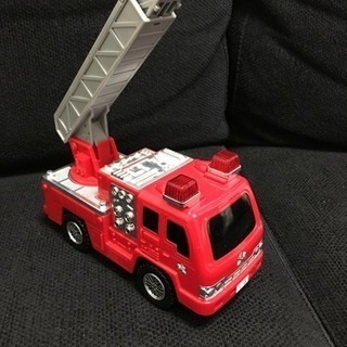 動く消防車のおもちゃ