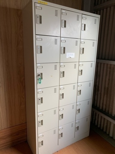 スチールロッカー 18人用