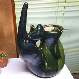 変な形の壺 置物 陶器製 高さ57ｘ横幅45
