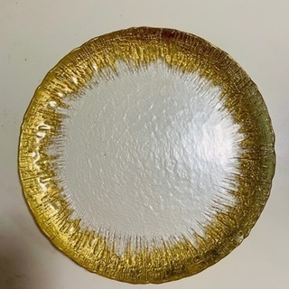 今人気のゴールドの縁のガラス皿