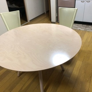 白木丸テーブルと白レザーのチェア2脚