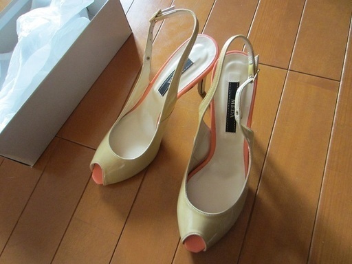 未使用・美品　MEDA エナメル ベージュ 24.5㎝/ バックストラップ