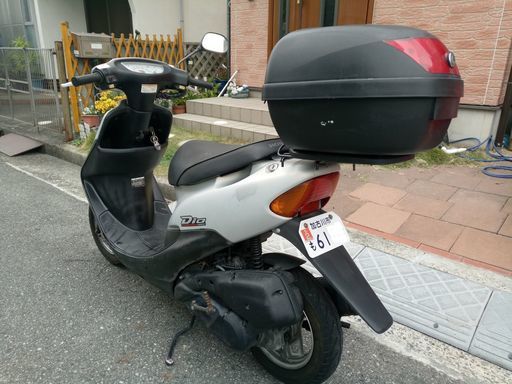 ホンダ　Dio AF35 【走行距離（メーター読）】4160km ・ 【機関】 エンジン始動　セル、キックＯＫ 前輪ディスクブレーキ 現在も、用事等で使用しております。 平地にて速度50km/h以上まで確認しました。 【外観】 カウルに割れ汚れ、補修あります。 中古の為、傷・サビ、などあります。 写真を確認お願いします 【その他】 現在問題無く走行できますが簡単な整備しかしていないので、乗り出す前にはバイク屋で点検してもらうかご自分で整備してください。 現状のまま乗り出し整備不良が原因で事故等発生しても当