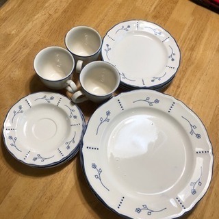 IKEA 大皿・中皿各4枚、カップ＆ソーサー3セット