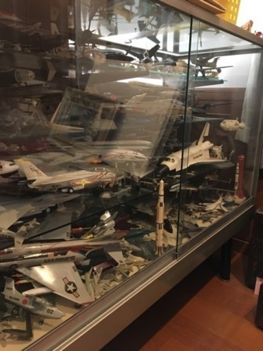 プラモデルとガラスショーケース