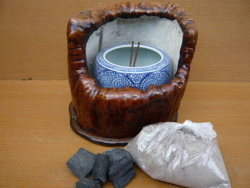 ケヤキ天然木の火鉢/火箸・灰・炭付き