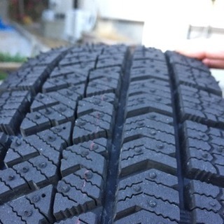 値段 155/65 R14 スタッドレスタイヤ ほぼ新品