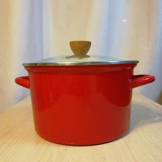 ホーローの赤い鍋