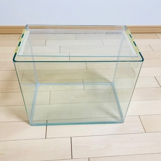 オールガラス水槽（幅35×高さ28×奥行22）と砂