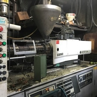 プラスチック成形機 取り出しロボット付き
