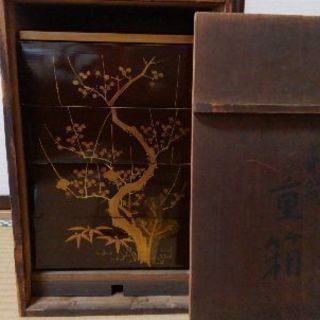 昭和初期の塗りの四段重　木箱入り　です。