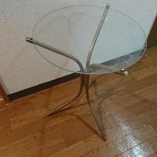 丸いガラスのサイドテーブル