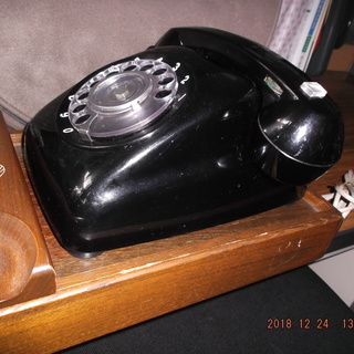レトロ黒電話、木製（保留音オルゴールつき）台セット
