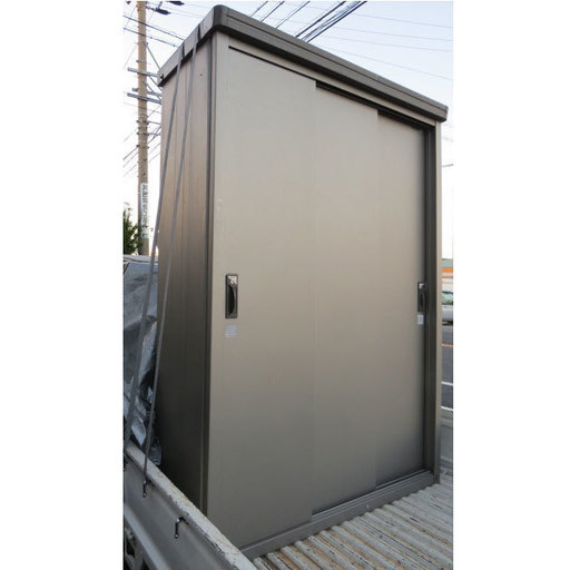 中古　物置 　3枚扉　鍵2個付き　　幅１３５　奥行５１．５　高さ１９５．５（ｃｍ）