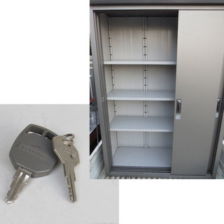 中古　物置 　3枚扉　鍵2個付き　　幅１３５　奥行５１．５　高さ１９５．５（ｃｍ）