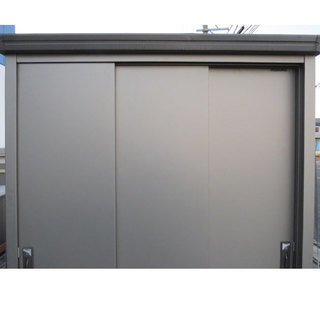 中古　物置 　3枚扉　鍵2個付き　　幅１３５　奥行５１．５　高さ１９５．５（ｃｍ）