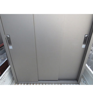 中古　物置 　3枚扉　鍵2個付き　　幅１３５　奥行５１．５　高さ１９５．５（ｃｍ）