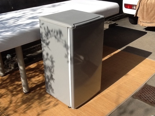 【ごせんえん】小さな可愛いスリムな冷蔵庫　75L AQR-81C アクア ハイアール ノンフロン直冷式 トップテーブル 　素敵に使ってくださいませ　配達もします