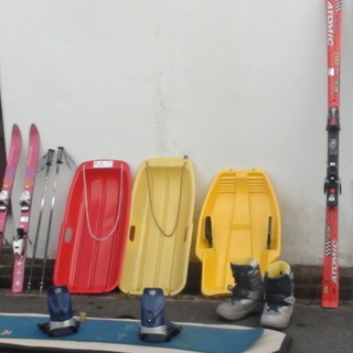 子供スキー一式＋ワンタッチスノーボード一式＋大人スキー＋そり３つ