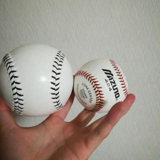 硬式野球ボールとサインボール