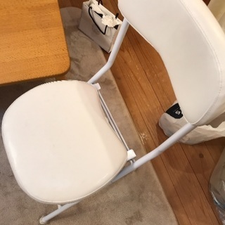 椅子2脚と机１つ