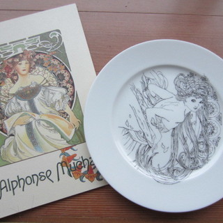 ミュシャのミニ画集　＆　ハンドメイドの飾り皿（当方の手描き）