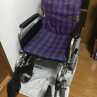 【中古介助用車いす】　カワムラ　アームレスト跳ね上げ、フットサポ...