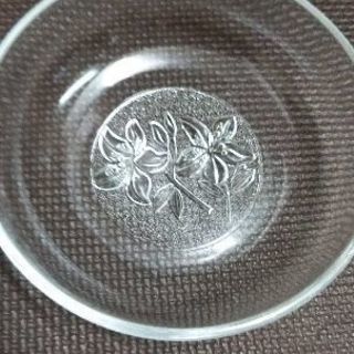 透明花柄皿