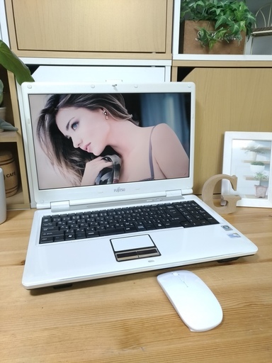 綺麗で可愛い光沢ホワイトFUJITSU♪　最新Windows10☆　高速PC★　高性能core2　メモリ4G　大容量250G　テンキー付き　富士通　FUJITSU　BIBLO　大画面　最新Windows10　64Bit　大容量250G　白　テンキー　高級感　15.6インチ　マウス付き 　ノートパソコン　無線LAN　Wi-Fi対応 　DVDドライブ