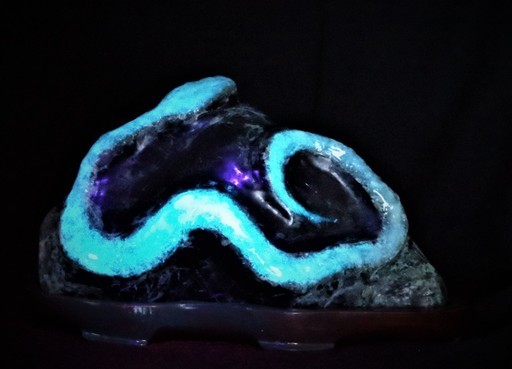 蛍光＆蓄光】光る蛇石 鑑賞石 木台付 白蛇財運縁起置物 飾り石