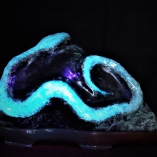 【蛍光＆蓄光】光る蛇石　鑑賞石　木台付　白蛇財運縁起置物　飾り石　ＵＶブラックライトで発光