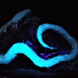 【蛍光＆蓄光】光る蛇石　鑑賞石　木台付　白蛇財運縁起置物　飾り石　ＵＶブラックライトで発光