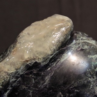 【蛍光＆蓄光】光る蛇石　鑑賞石　木台付　白蛇財運縁起置物　飾り石　ＵＶブラックライトで発光