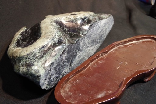 蛍光＆蓄光】光る蛇石 鑑賞石 木台付 白蛇財運縁起置物 UVブラック