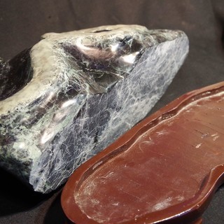 【蛍光＆蓄光】光る蛇石　鑑賞石　木台付　白蛇財運縁起置物　飾り石　ＵＶブラックライトで発光