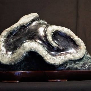 蛍光＆蓄光】光る蛇石 鑑賞石 木台付 白蛇財運縁起置物 UVブラック