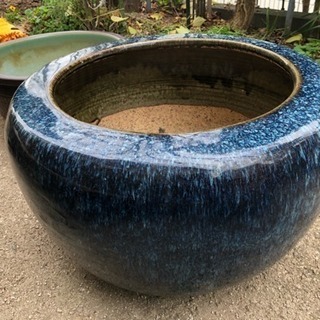 青色が美しい火鉢