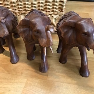 バリ島のマス村製 木彫り象 3頭  展示品  無料です。