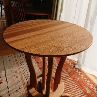 楢の木のテーブル