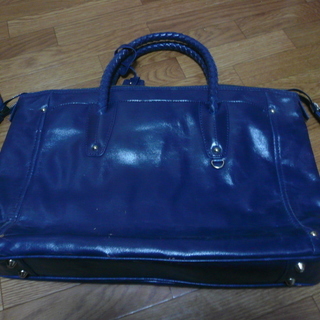 ブルーのバッグ 中身は綺麗です。