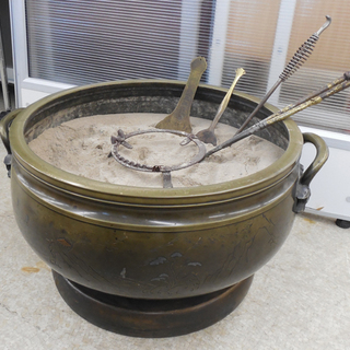 火鉢 茶道具 唐金 幅44cm 高さ28cm 持ち手付き 灰 五徳 囲炉裏 時代物