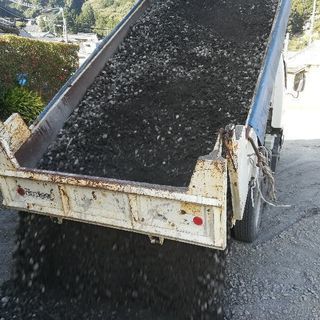クラッシャー路盤材、駐車場つくりに、ダンプ1台分３t売ります クラッシャー路盤材、駐車場つくりに、ダンプ1台分3t売ります