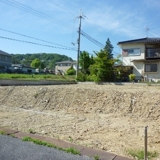 閑静な住宅街の角地。