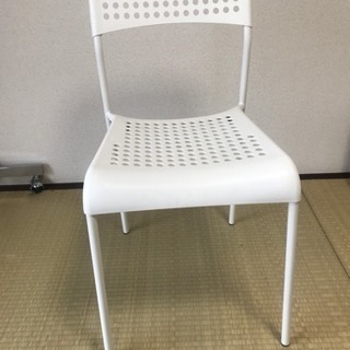 IKEAで購入したシンプルな椅子