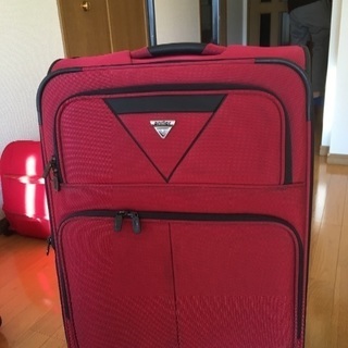 赤いスーツケース大