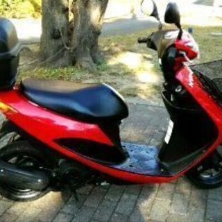 バイクのエンジンは非常によく整備されています。鈴木V50 （Address ...