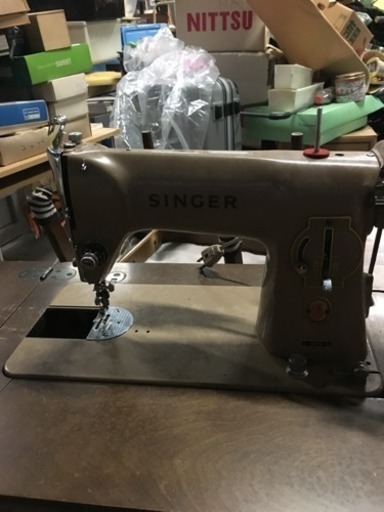S IＮＧＥR足踏みミシン。アンティーク。
