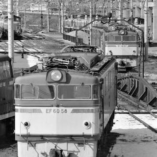 鉄道写真 国鉄EF60形 車両基地風景 白黒写真